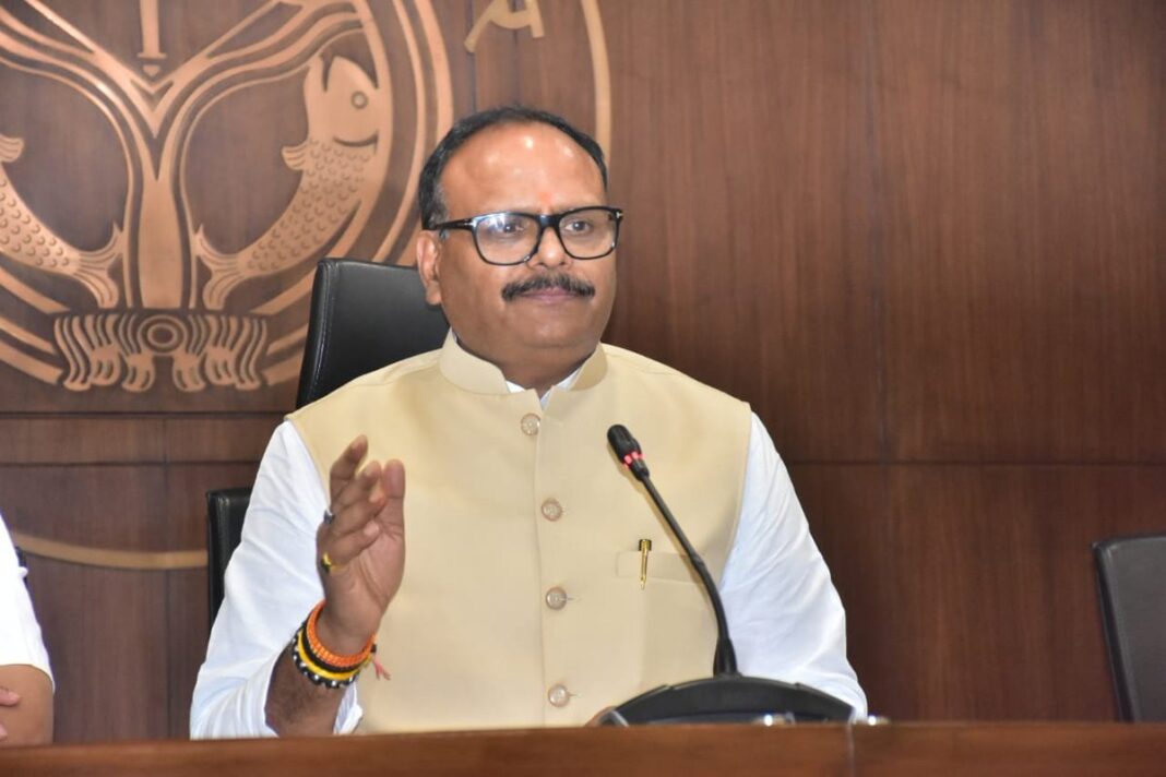 Shankaracharya Avimukeshwarananda से ब्रजेश पाठक ने लिया आशीर्वाद