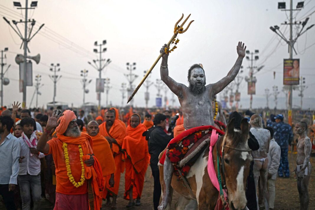 महाकुम्भ में जल संरक्षण का संदेश देते मूछ नर्तक राजेन्द्र तिवारी ‘दुकानजी’