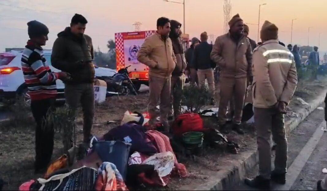 महाकुंभ से नोएडा लौट रही बस व ट्रक भिड़े, दो श्रद्धालुओं की मौत, 23 घायल