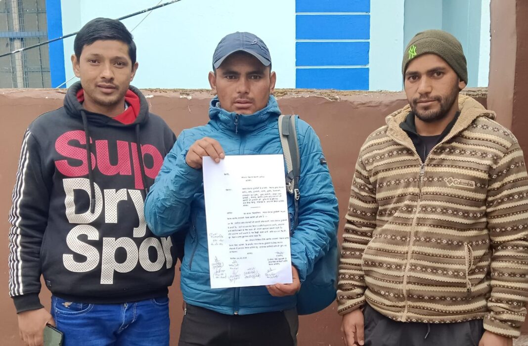 देवाल के लोहाजंग में आधार कार्ड सेंटर खोलने की मांग