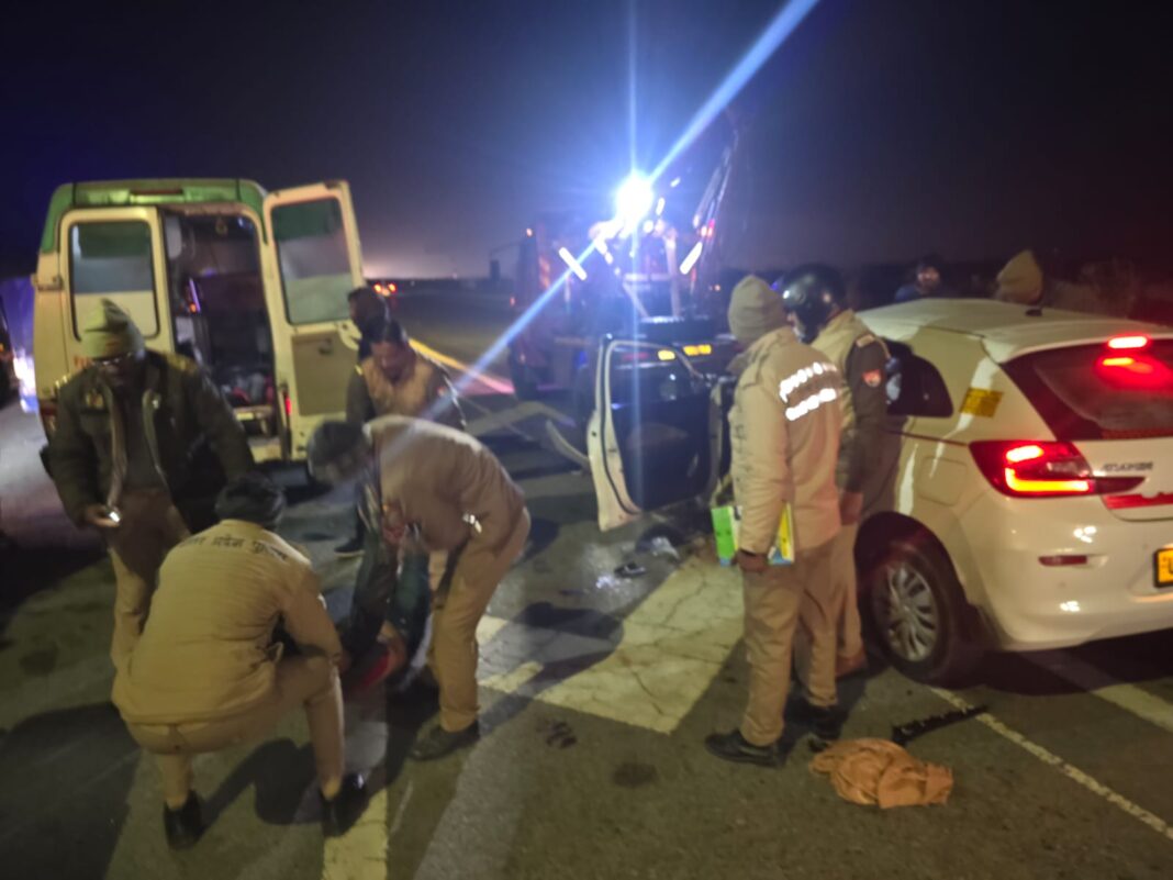 लखनऊ एक्सप्रेस वे पर कार हुई दुर्घटनाग्रस्त, तीन की मौत व तीन घायल