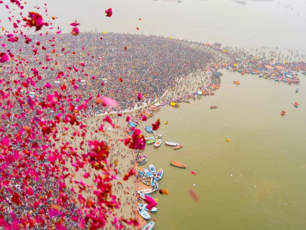 महाकुंभ में हुई भव्य पुष्पवर्षा का दिव्य दृश्य और पूरा माहौल पढ़ें
