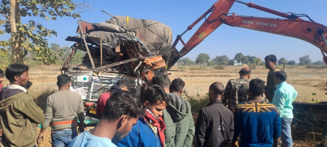 लातेहार : दो ट्रकों में भीषण टक्कर, दो की मौत