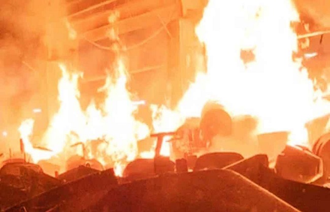 भयावह अग्निकांड में जली दुकानें