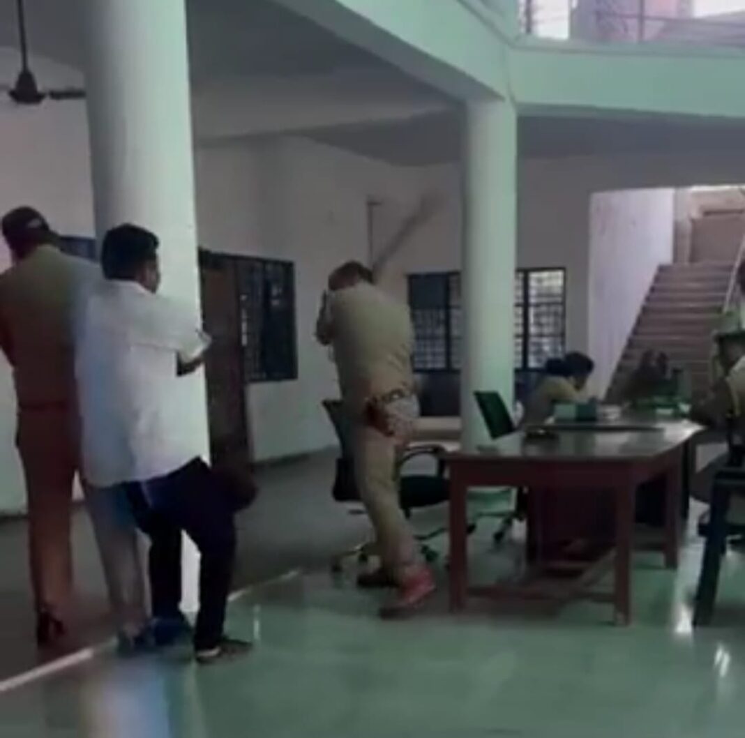 थानाध्यक्ष का युवक को पीटते वीडियो वायरल, लाइन हाजिर