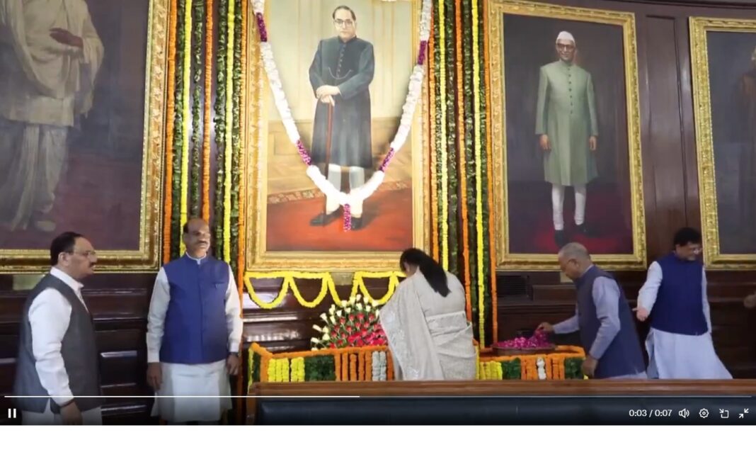 दिल्ली की मुख्यमंत्री ने प्रेरणा स्थल पर डॉ आंबेडकर के चित्र पर श्रद्धासुमन अर्पित किए