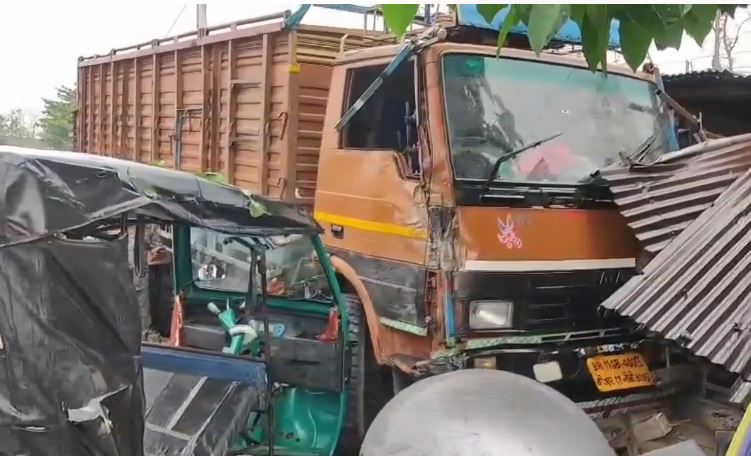 ट्रक ने यात्री बस को मारी टक्कर, तीन घायल