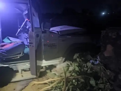 पंचर की दुकान पर खड़े तीन लाेगाें को कैंपर ने कुचला