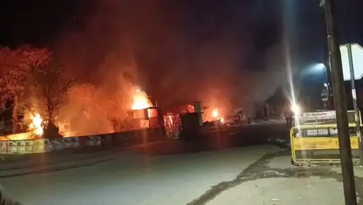 सब्जी मंडी में भीषण आग, तीन गैस सिलेंडर फटे, 10 दुकानें जलकर राख