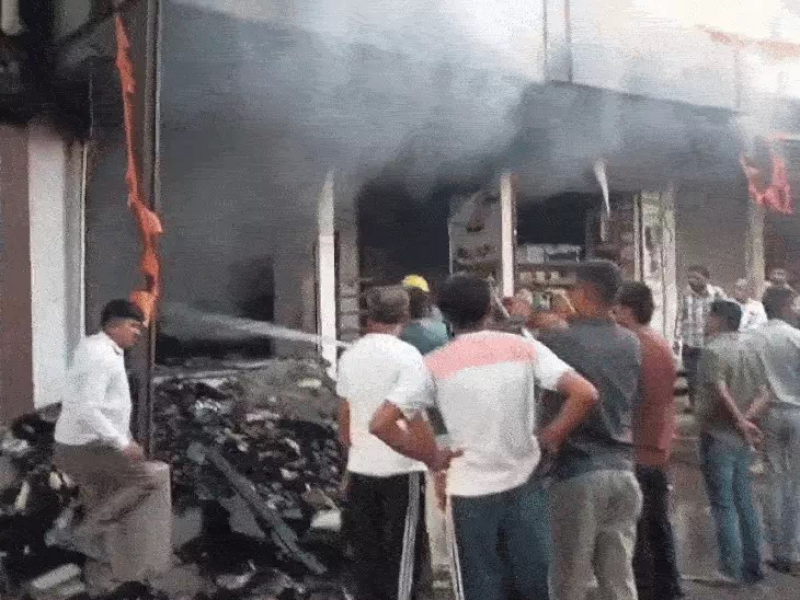 कपड़े की दुकान में लगी आग, तीन घंटे बाद पाया काबू