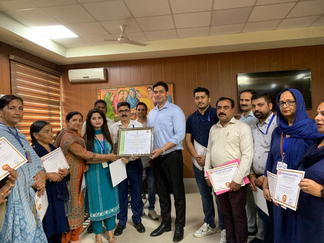 स्वास्थ्य पदाधिकारियों को कड़ी मेहनत और समर्पण के लिए सम्मानित किया