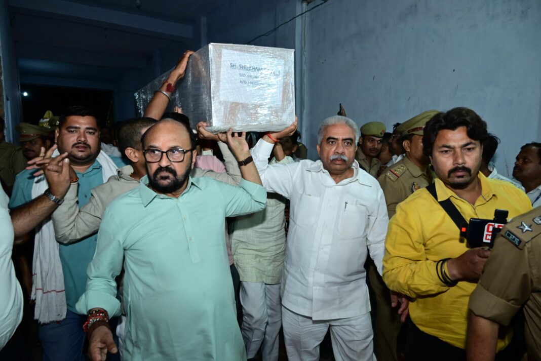 देर रात पैतृक हाथीपुर गांव पहुंचा शुभम का पार्थिव शरीर, राजकीय सम्मान के साथ होगा अंतिम संस्कार