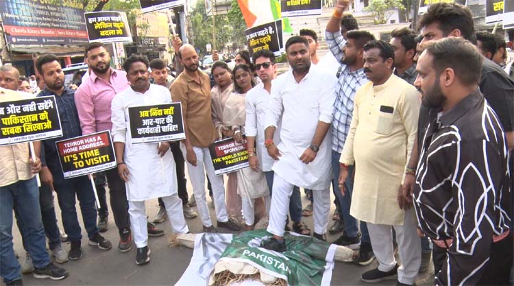 युवा कांग्रेस ने आतंकवाद के खिलाफ जताया आक्राेश, किया पुतला दहन