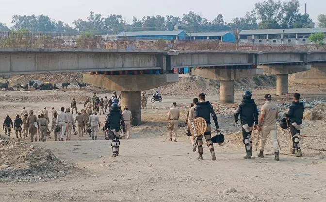 पुलिस ने ड्रग नेटवर्क पर कार्रवाई तेज करते हुए बलोल खड्ड, गुज्जर बस्ती में की छापेमारी