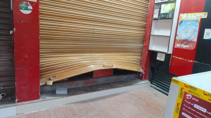 सुरनकोट बाजार में चोरों ने छह दुकानों से कीमती सामान लूटा