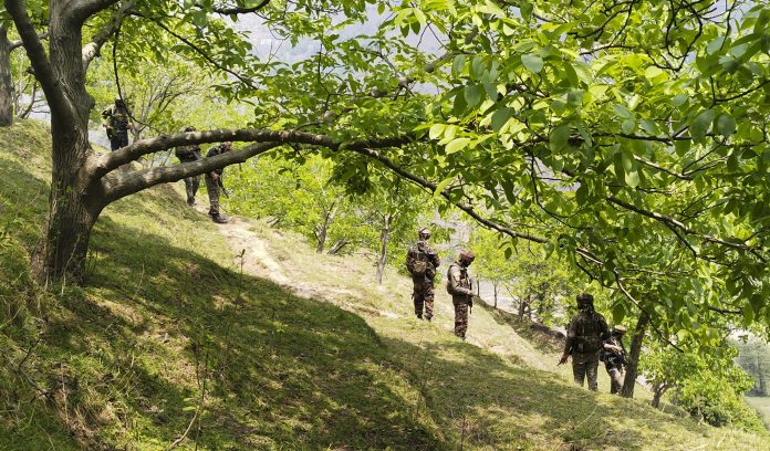 पुंछ के लसाना वन क्षेत्र में छिपे आतंकवादियों को मार गिराने के लिए चलाया गया अभियान तेज