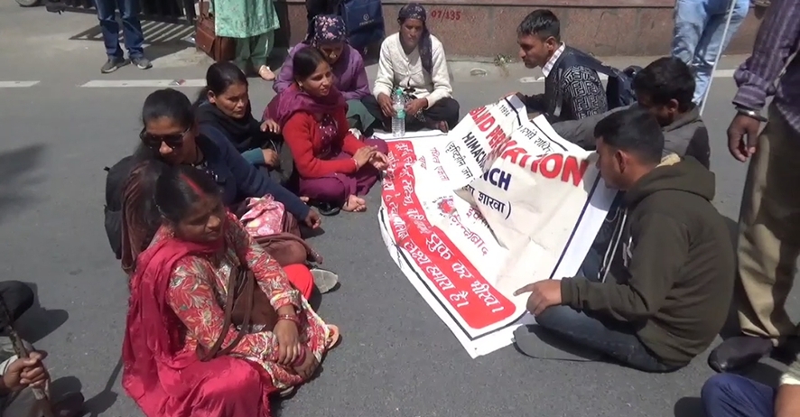 दृष्टिबाधितों का भर्तियों की मांग को लेकर सचिवालय के बाहर प्रदर्शन