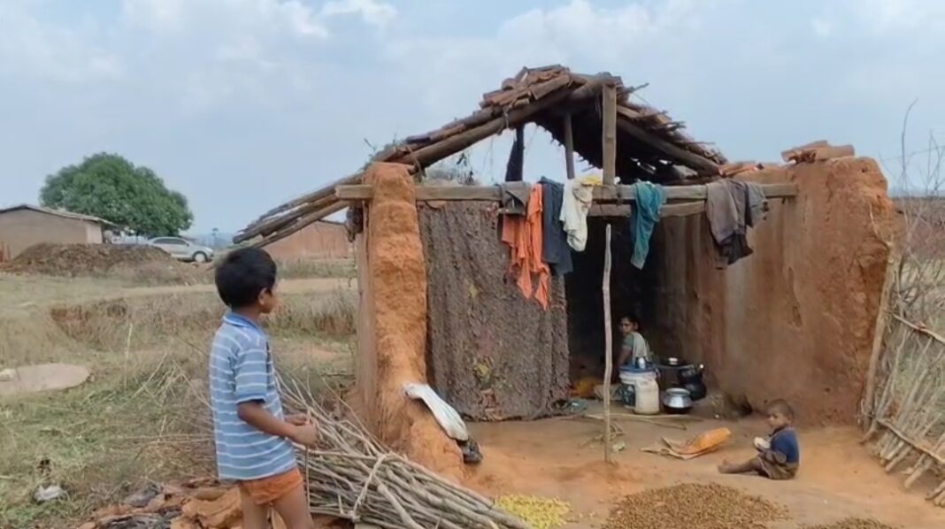 बलरामपुर : बीते वर्ष बारिश से गिरा कच्चा मकान, पीएम आवास योजना का लाभ नहीं मिलने से कोरवा जनजाति परिवार हो रहा परेशान