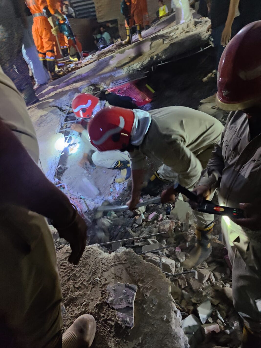 दिल्ली में चार मंजिला इमारत जमींदोज , चार की माैत