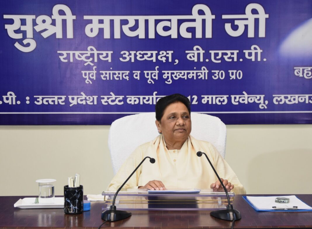 दलित वोटों के स्वार्थ की खातिर सपा किसी भी हद तक जा सकती हैः मायावती