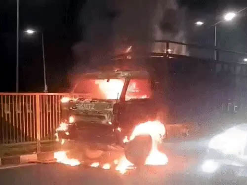 फरीदाबाद : कैंटर में लगी आग, चालक व परिचालक ने कूदकर बचाई जान