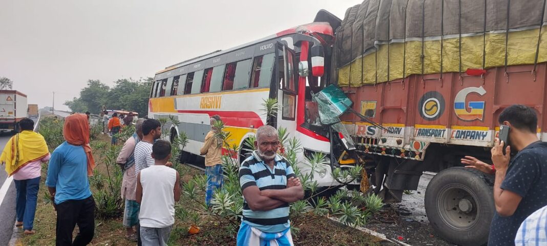 यूपी से पूर्णिया शादी समारोह में जा रही बस ने खड़ी ट्रक में मारी टक्कर ,चार रेफर, 21 घायल