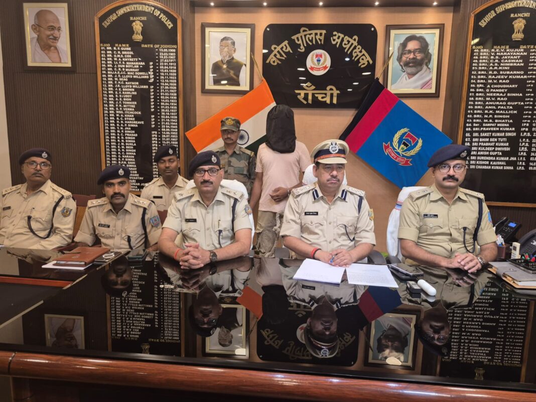 हथियार और जिंदा कारतूस के साथ एक अपराधी गिरफ्तार