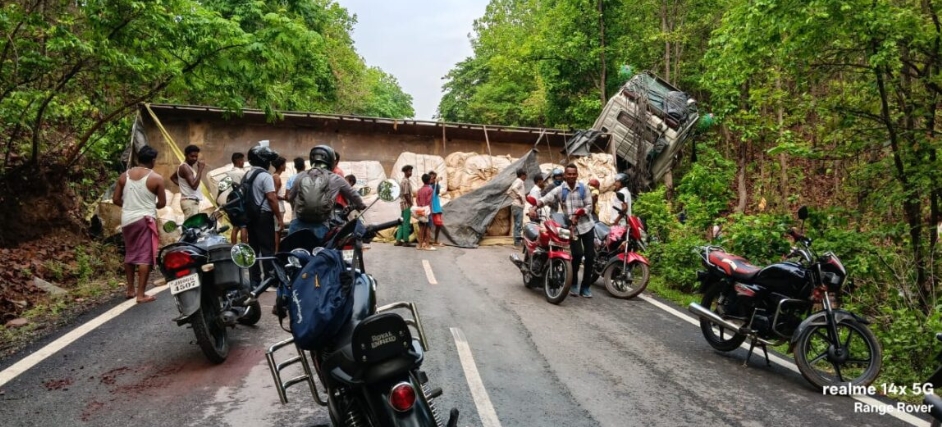 घाटी में ट्रेलर पलटने से जाम, आवागमन ठप