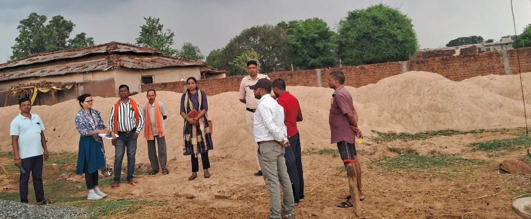 बलरामपुर में 355 ट्रिप अवैध भण्डारित रेत जब्त