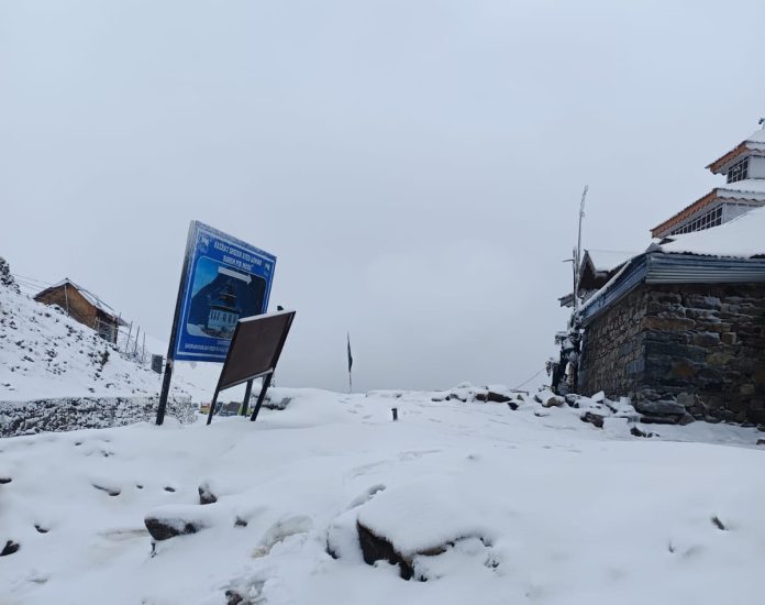 ताजा बर्फबारी के बाद एहतियात के तौर पर मुगल रोड अस्थायी रूप से बंद