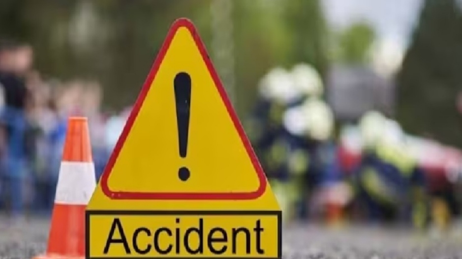 कार पेड़ से टकराई, पति-पत्नी और बच्चे की मौत