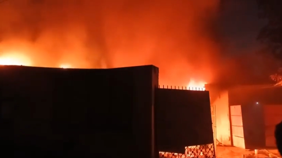 आस्था ट्रेड सेंटर और चुनाव गोदाम में लगी आग, लाखों का नुकसान