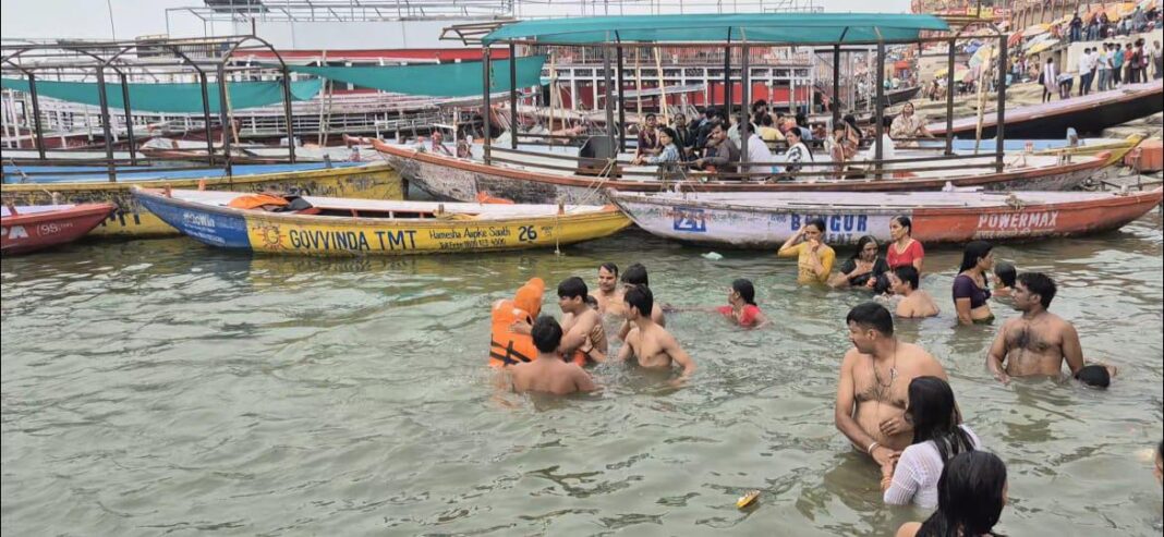 वाराणसी : मान मंदिर घाट पर गंगा में डूब रहे युवक को एनडीआरएफ ने बचाया