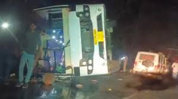 राजस्थान के तीर्थ यात्रियों की बस आष्टा-कन्नौद रोड पर अनियंत्रित हाेकर पलटी, 35 लोग घायल