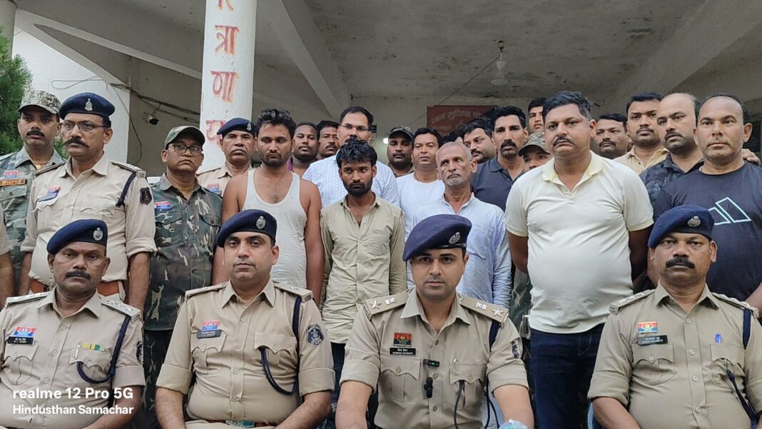 बलरामपुर आरक्षक हत्याकांड मामले का खुलासा, मुख्य आरोपित और मास्टरमाइंड समेत आठ गिरफ्तार, तीन ट्रैक्टर भी जब्त