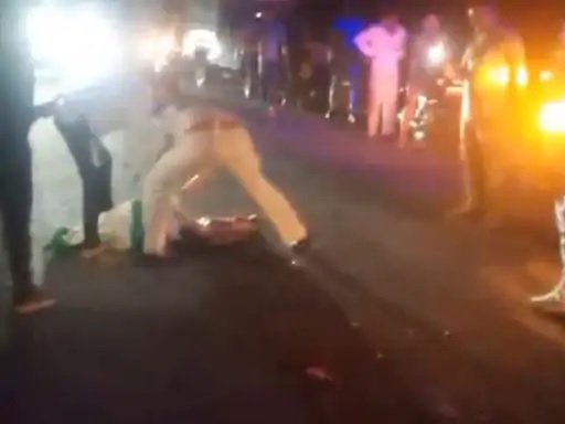 ट्रेलर की टक्कर से युवक की मौत, शव दाे हिस्साें में बंटा