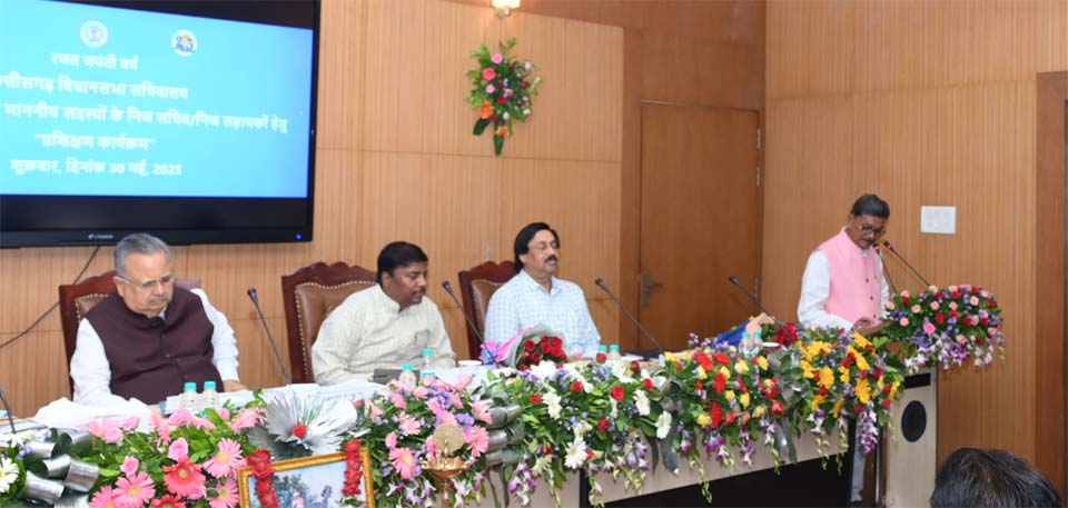 निज सचिव व निज सहायक मंत्रीगणों और सदस्यों को उनकी अपेक्षा के अनुरूप सहयोग करें : डॉ रमन सिंह