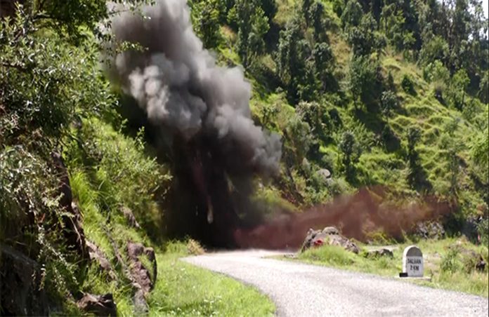 पुंछ के सीमावर्ती गांव के पास सेना के बम निरोधक दस्ते ने एक जिंदा पाकिस्तानी गोला किया नष्ट