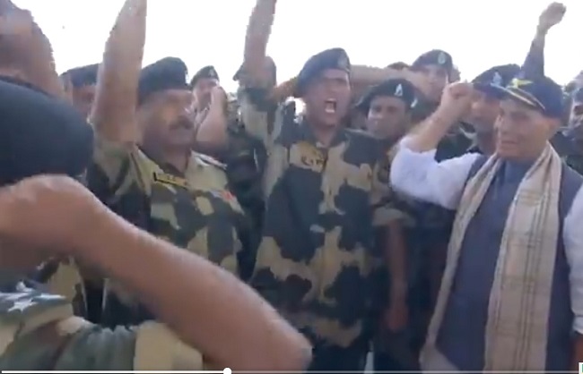 श्रीनगर के बाद भुज एयरबेस पर रक्षा मंत्री ने वायु योद्धाओं का हौसला बढ़ाया