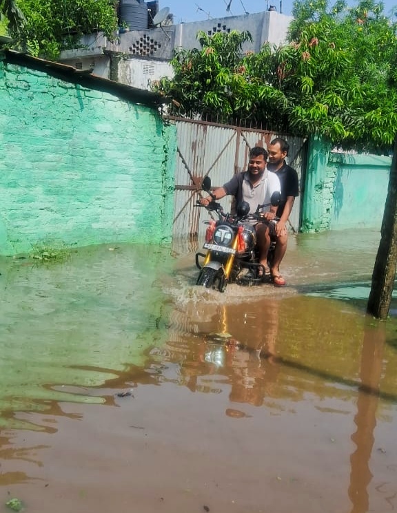 शिवपुरी में लोग घरों में कैद होने को हुए मजबूर,सड़क पर घुटना भर लगा पानी