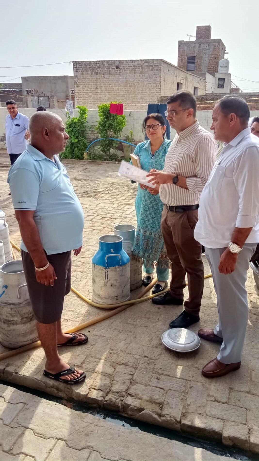 सीएम फ्लाइंग ने किरढान में दूध डेयरी पर की रेड, लिए सैम्पल