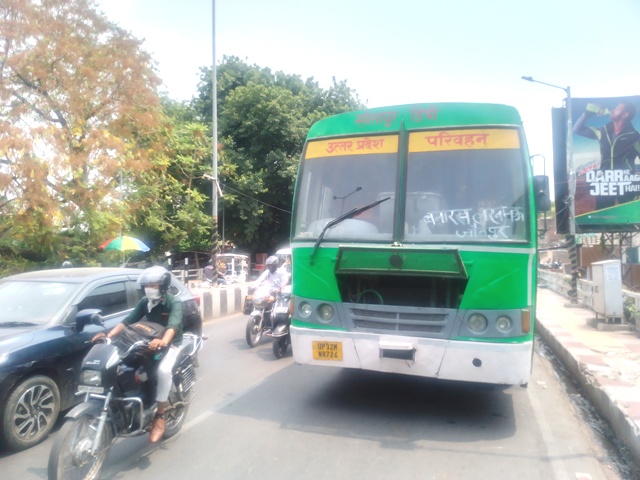 लखनऊ शहर में सीतापुर डिपो की जनरथ बस हुई खराब, लगा जाम