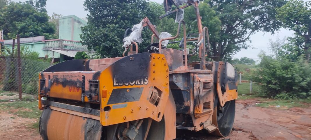 सड़क निर्माण में लगे रोड रोलर में अपराधियों ने लगाई आग