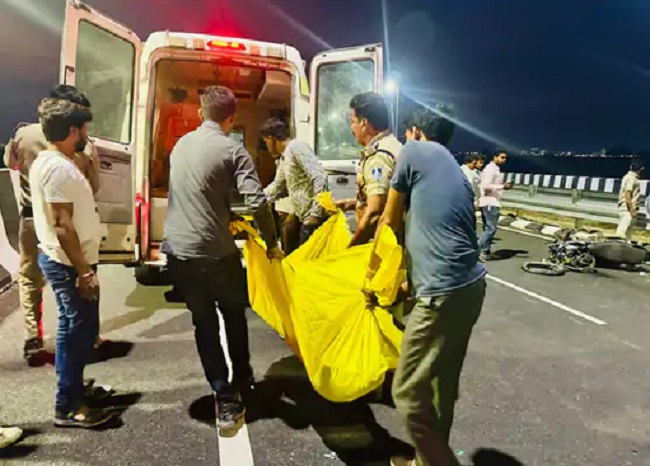 धारः स्कॉर्पियो की टक्कर से बाइक सवार दो युवकों की मौत, एक की गर्दन धड़ से अलग