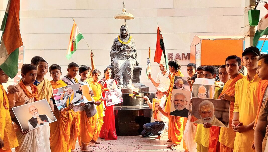 वाराणसी में मोदी सरकार के 11 साल पूरे होने पर पुण्यश्लोक अहिल्याबाई की उतारी आरती