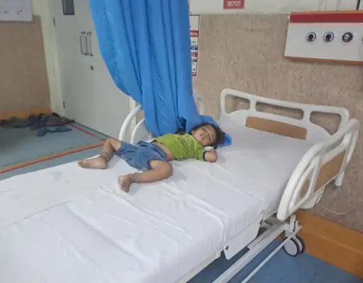 कार और पिकअप की टक्कर में पिता-बेटी की मौत, तीन साल का मासूम गंभीर रूप से घायल