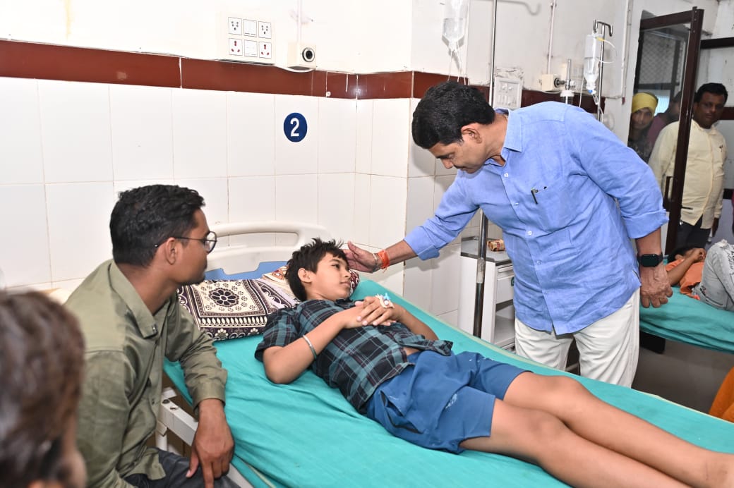 राजस्व मंत्री ने जिला अस्पताल में उपचाररत घायलों क़ा जाना हालचाल, बेहतर इलाज के दिए निर्देश