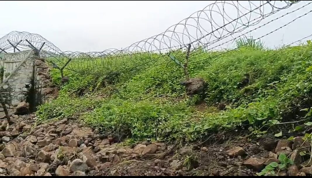 सोनारी एयरपोर्ट की दीवार गिरी, कई इलाकों में अंधेरा