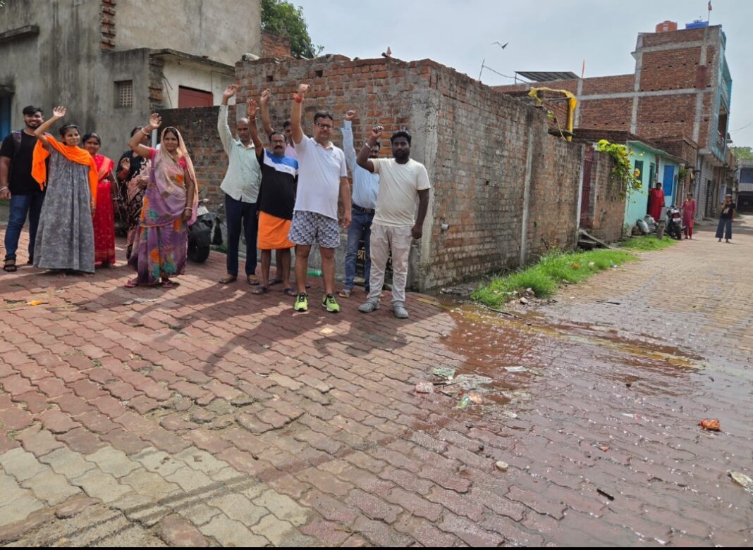 समता नगर में बजबजाती नालियों से परेशान लोगों ने किया प्रदर्शन