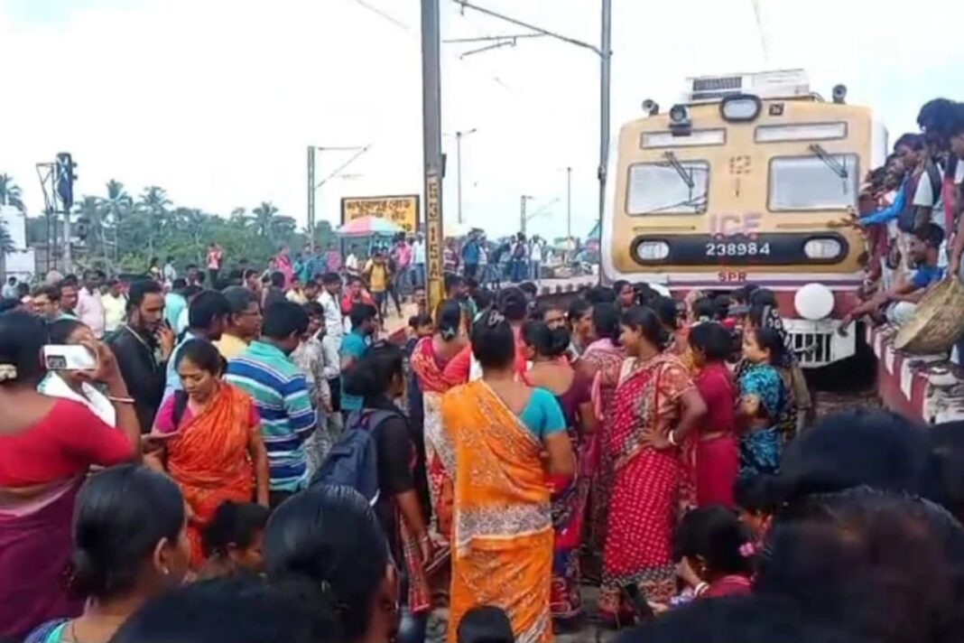 महिला डिब्बों की संख्या बढ़ाने की मांग पर मथुरापुर में रेल अवरोध, डेढ़ घंटे तक ठप रहा ट्रेनों का संचालन